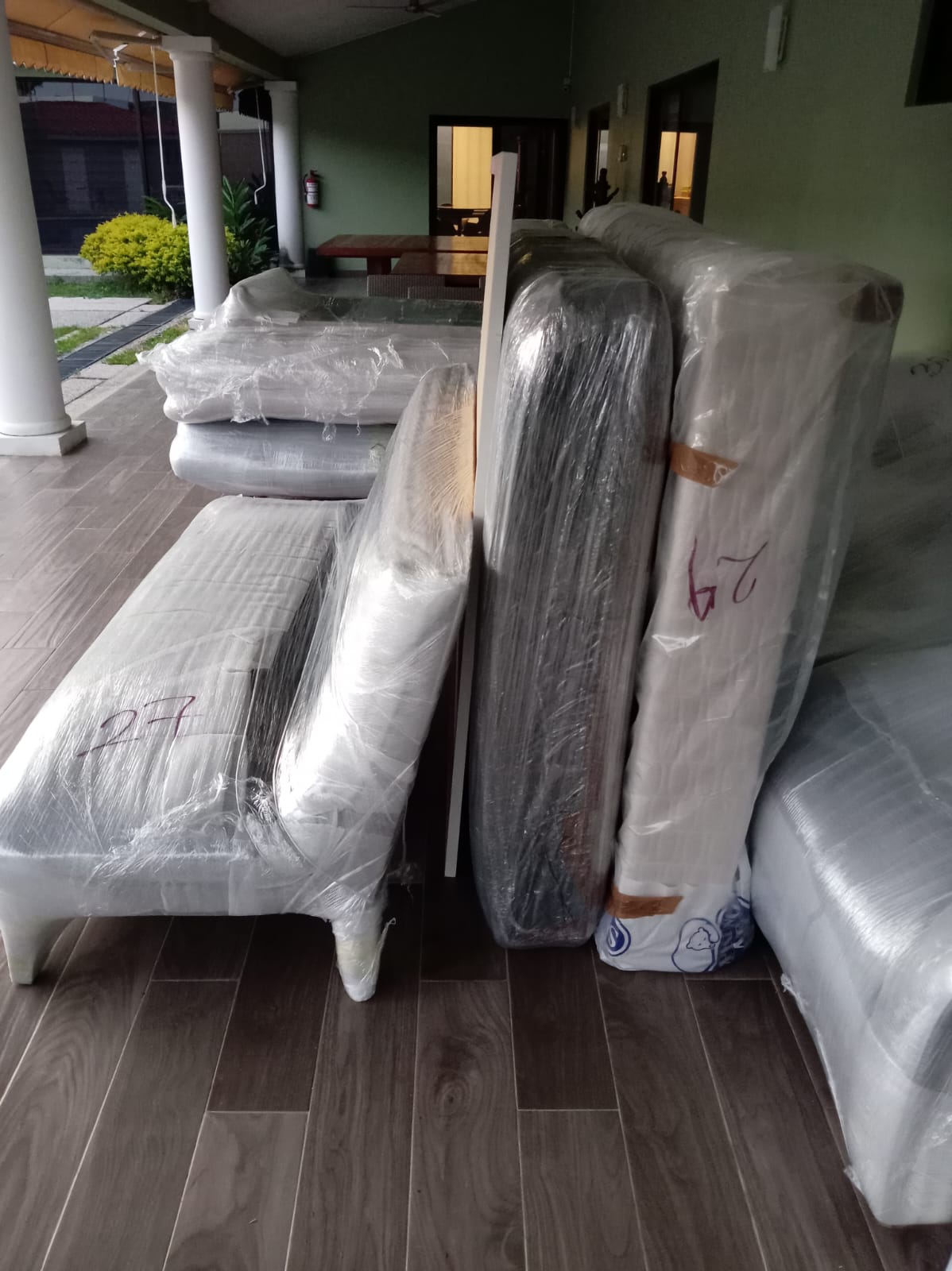 Muebles y colchones embalados listos para su traslado