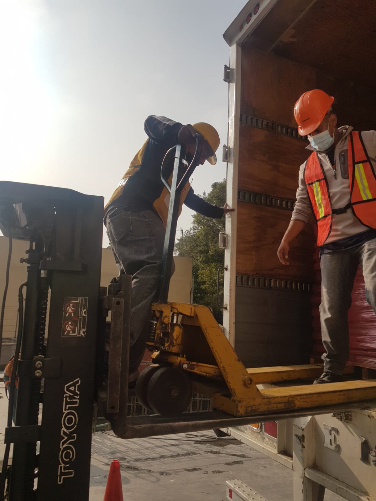 Personal capacitado de Mudanza Express cargando mercancía con montacargas