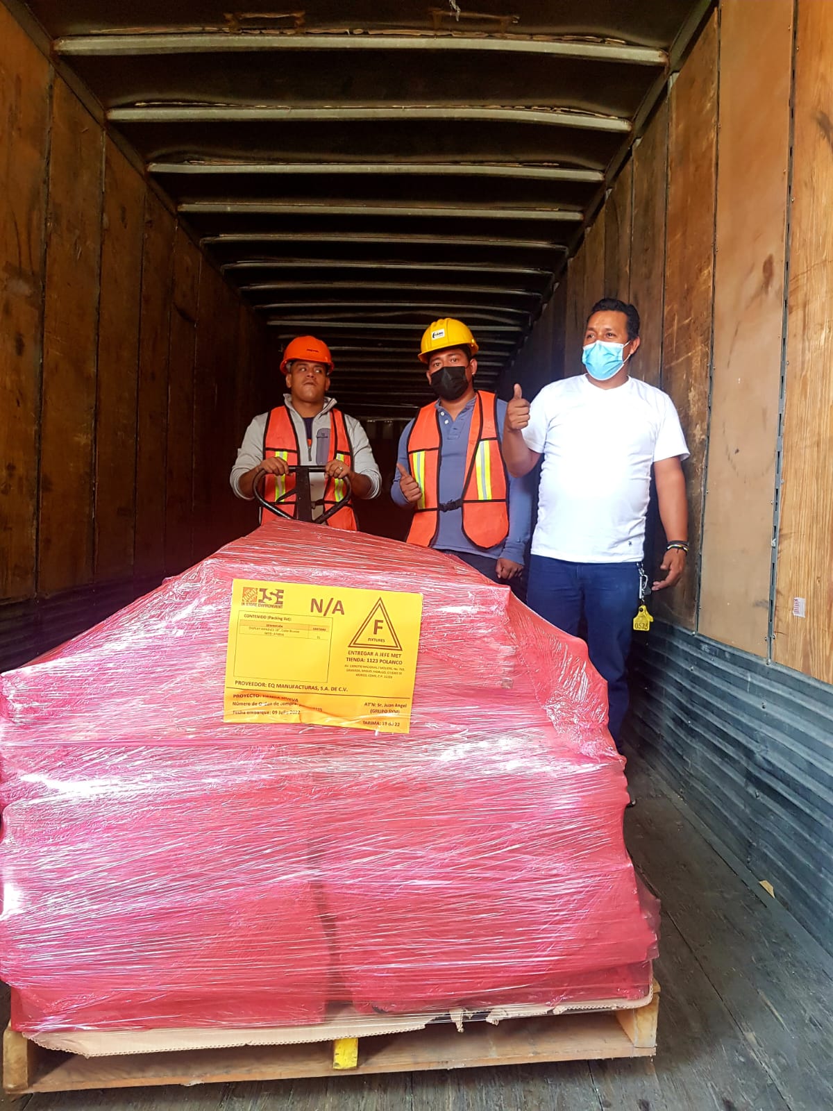 Equipo de Mudanza Express completando una carga exitosa