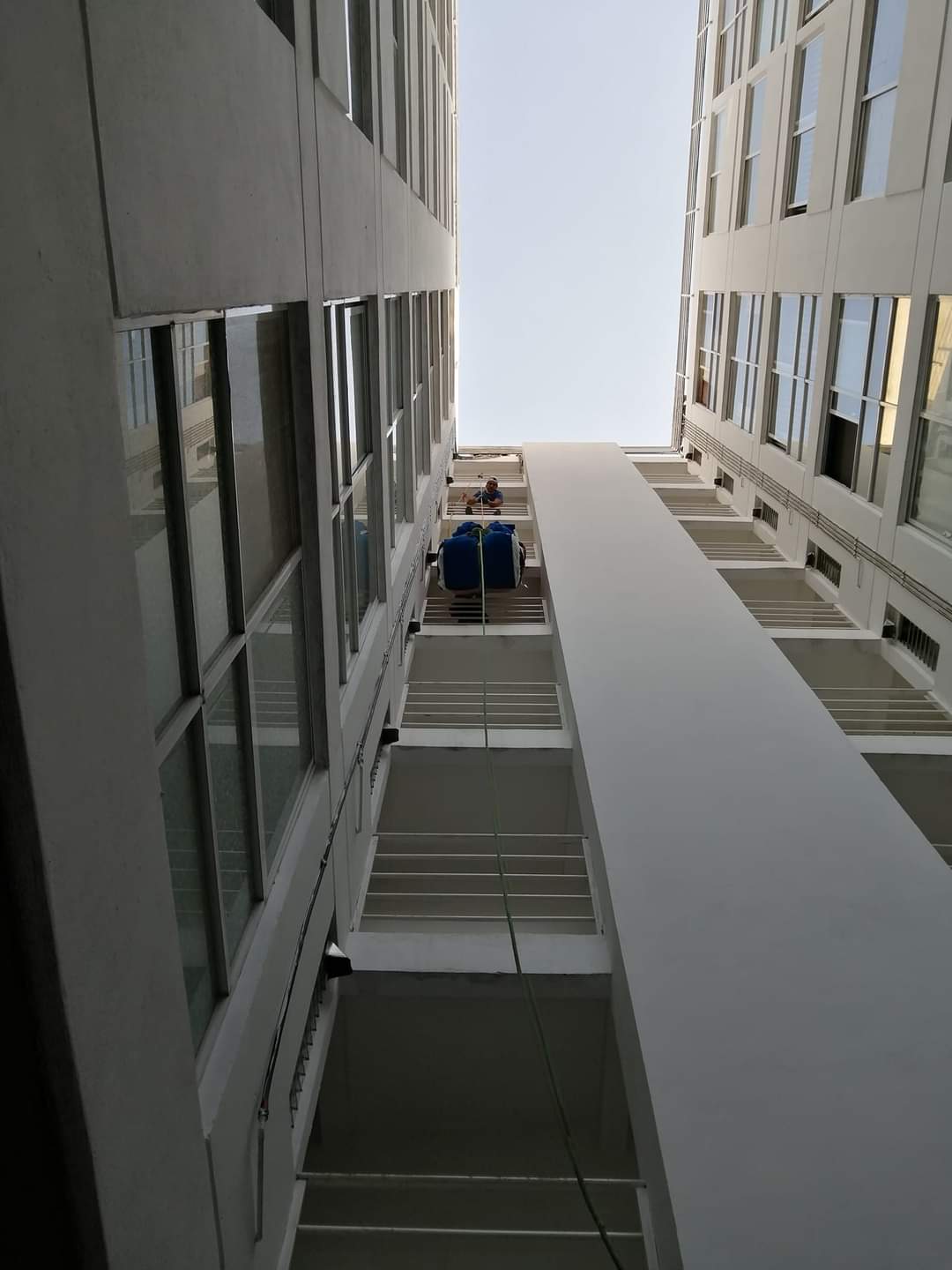 Traslado de mobiliario en edificio de varios niveles