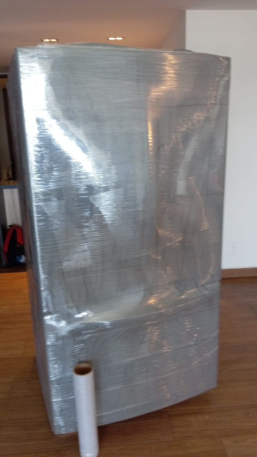 Mueble embalado y protegido con plástico stretch antes del traslado