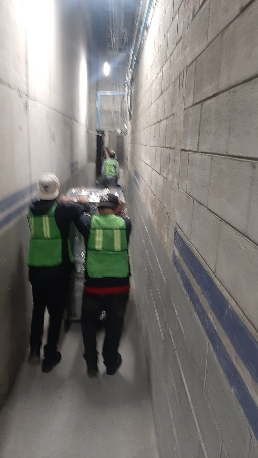 Equipo de Mudanza Express trasladando carga por pasillo interior