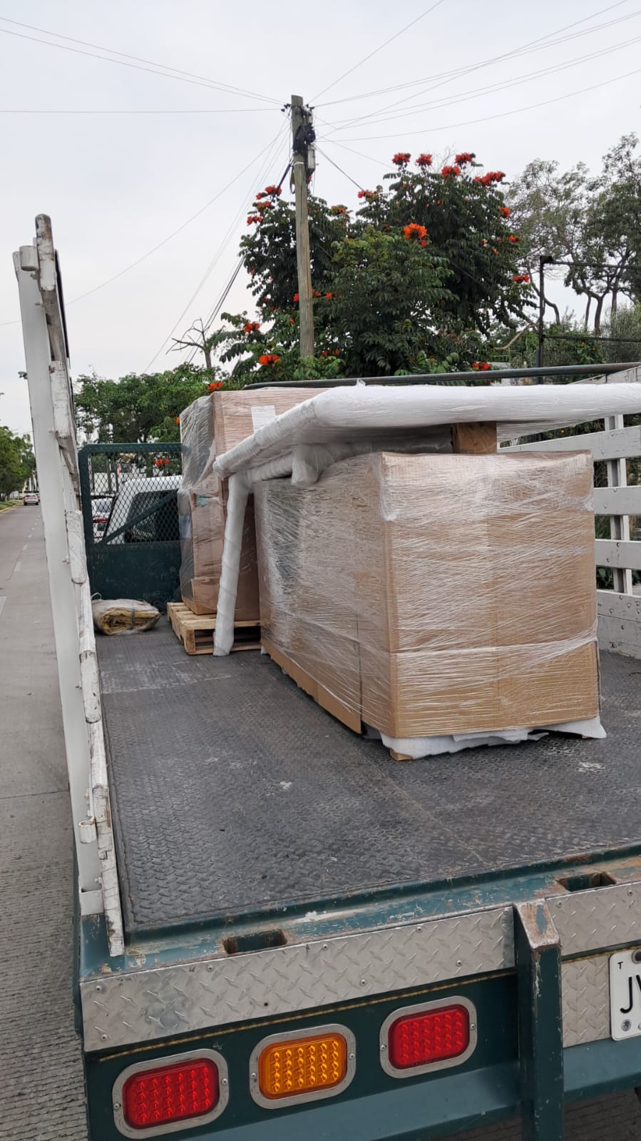 Camión de mudanza cargado con mobiliario embalado listo para transportar
