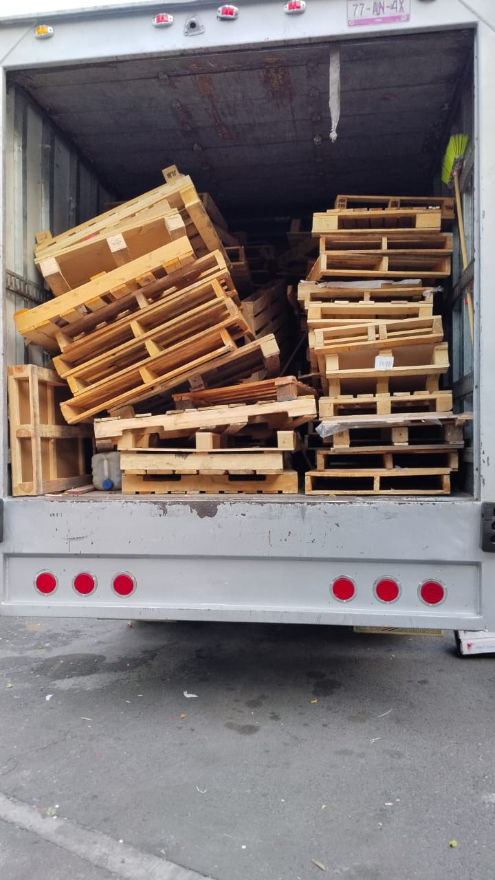 Interior de camión de carga con tarimas de madera organizadas