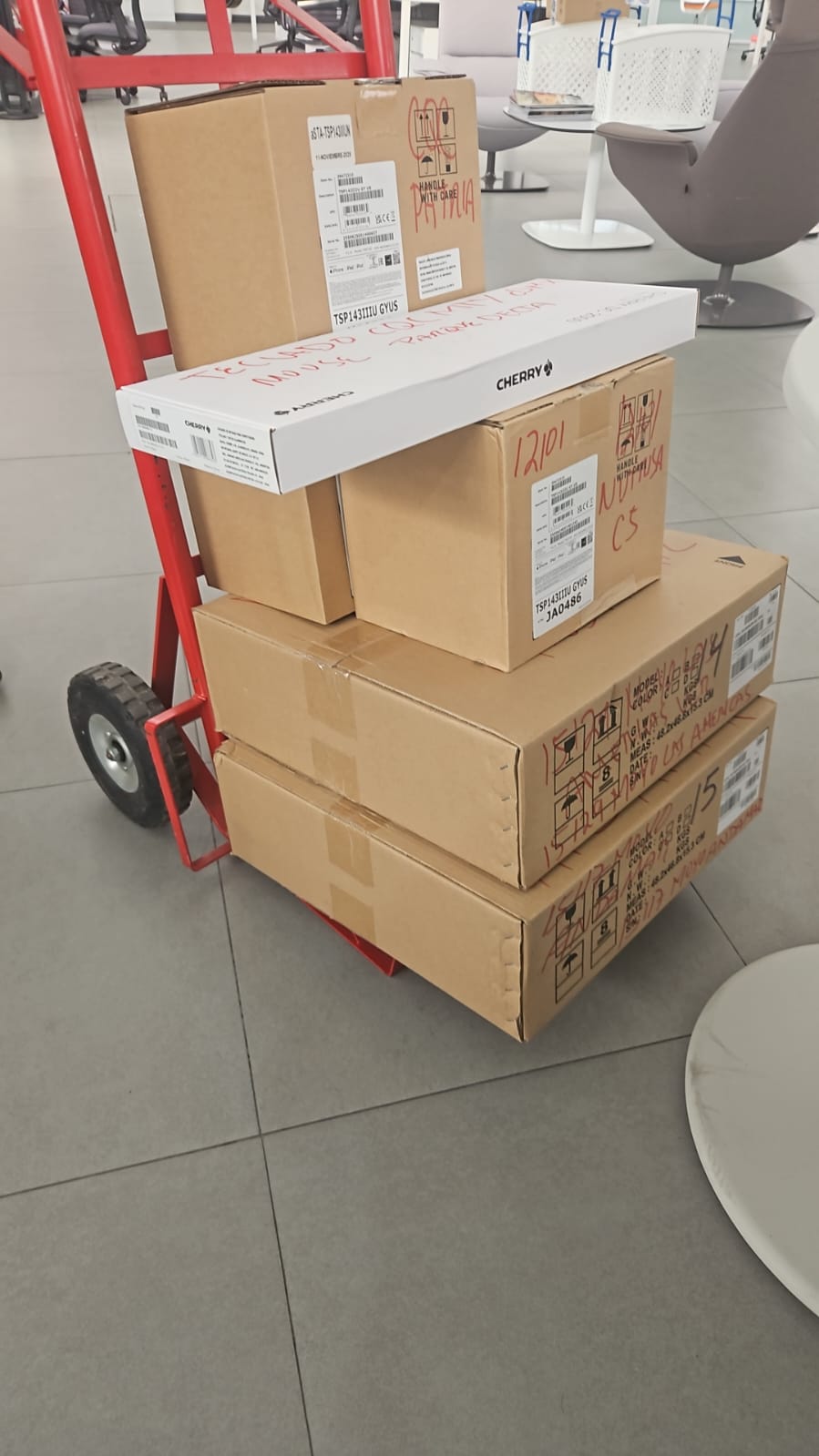Cajas embaladas sobre diablo de carga en mudanza de oficina