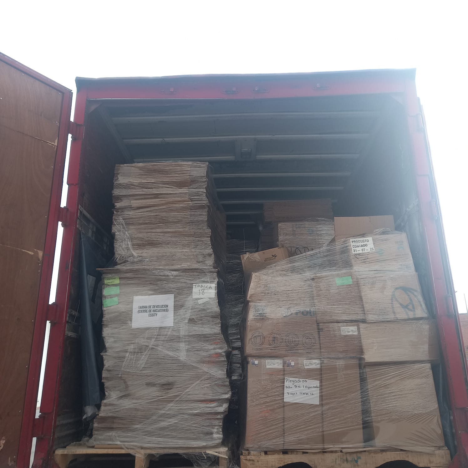 Equipo de Mudanza Express cargando mercancía embalada en camión