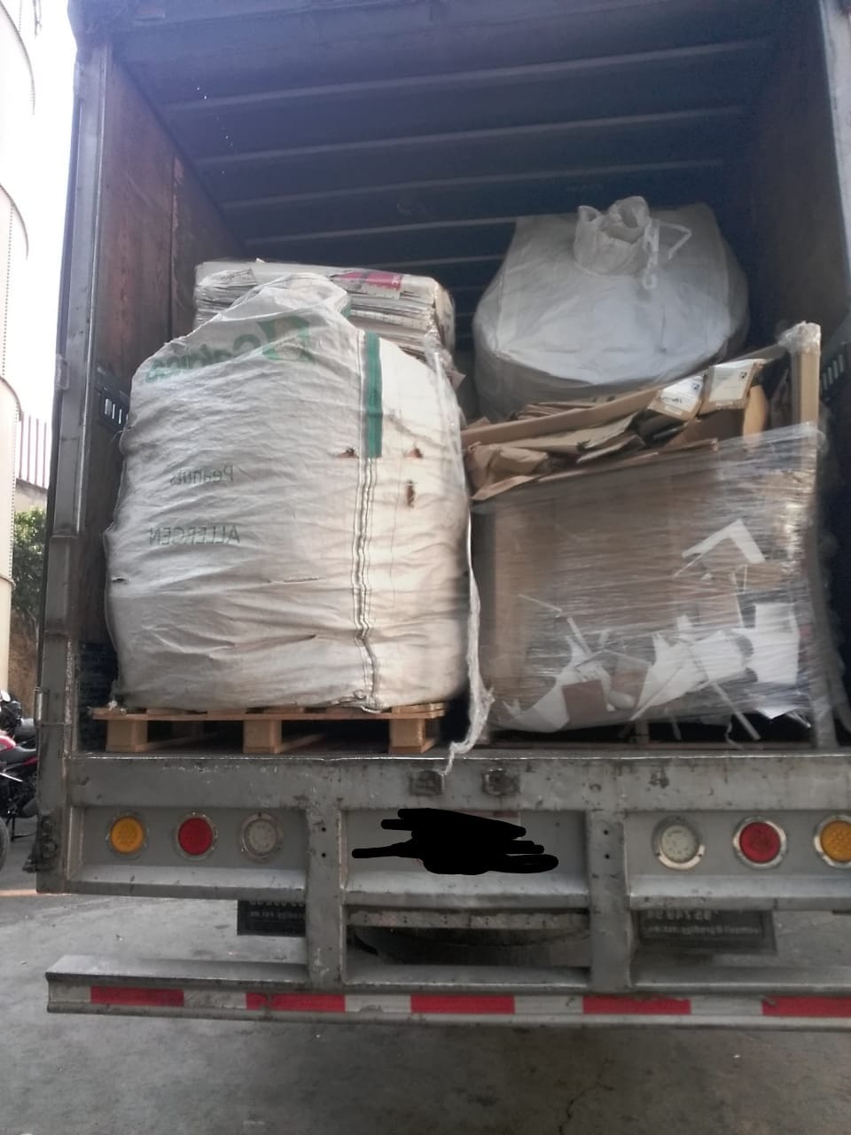 Carga embalada asegurada dentro de camión de mudanza