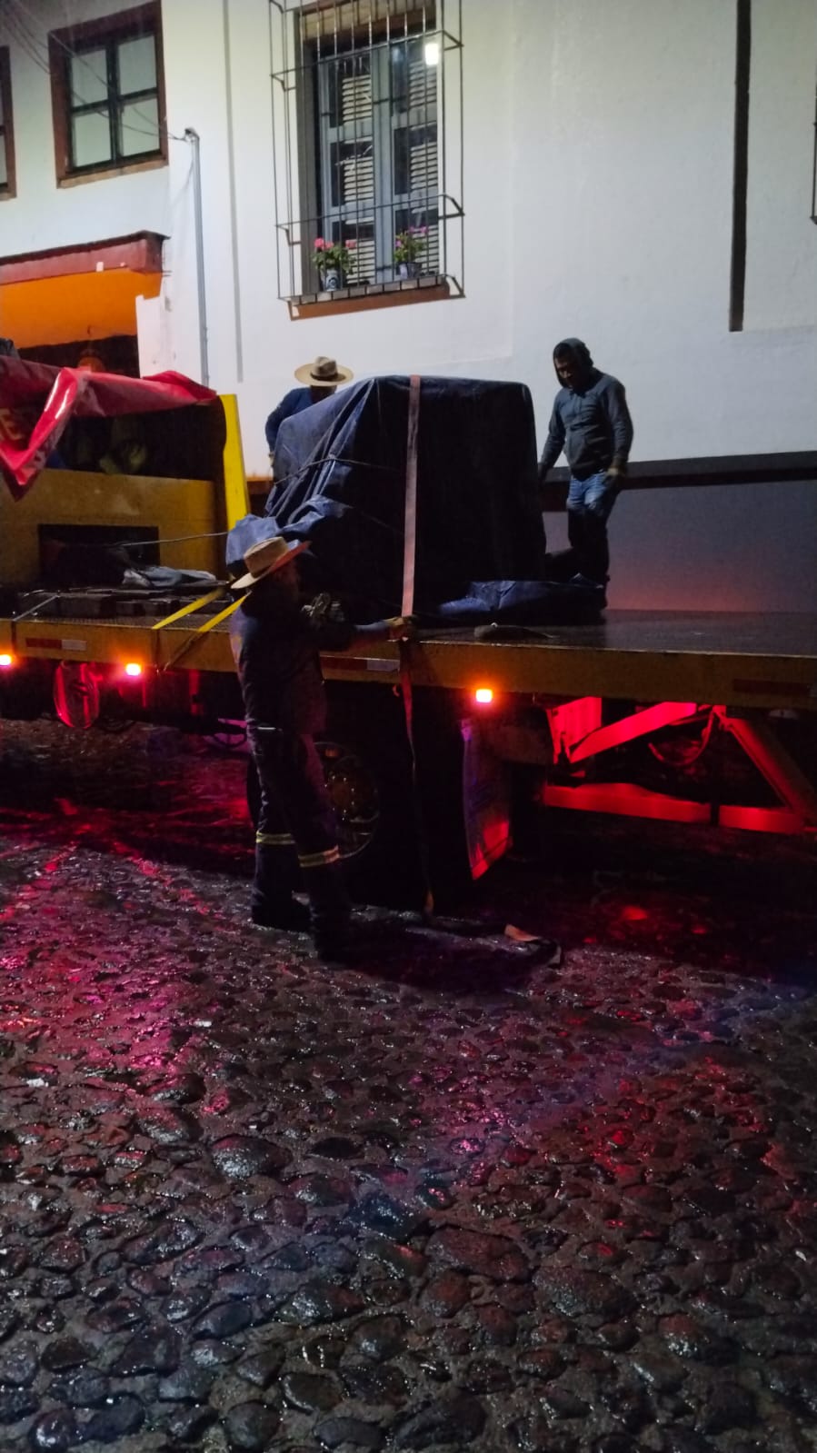 Equipo de Mudanza Express trasladando mobiliario con cuidado durante la noche